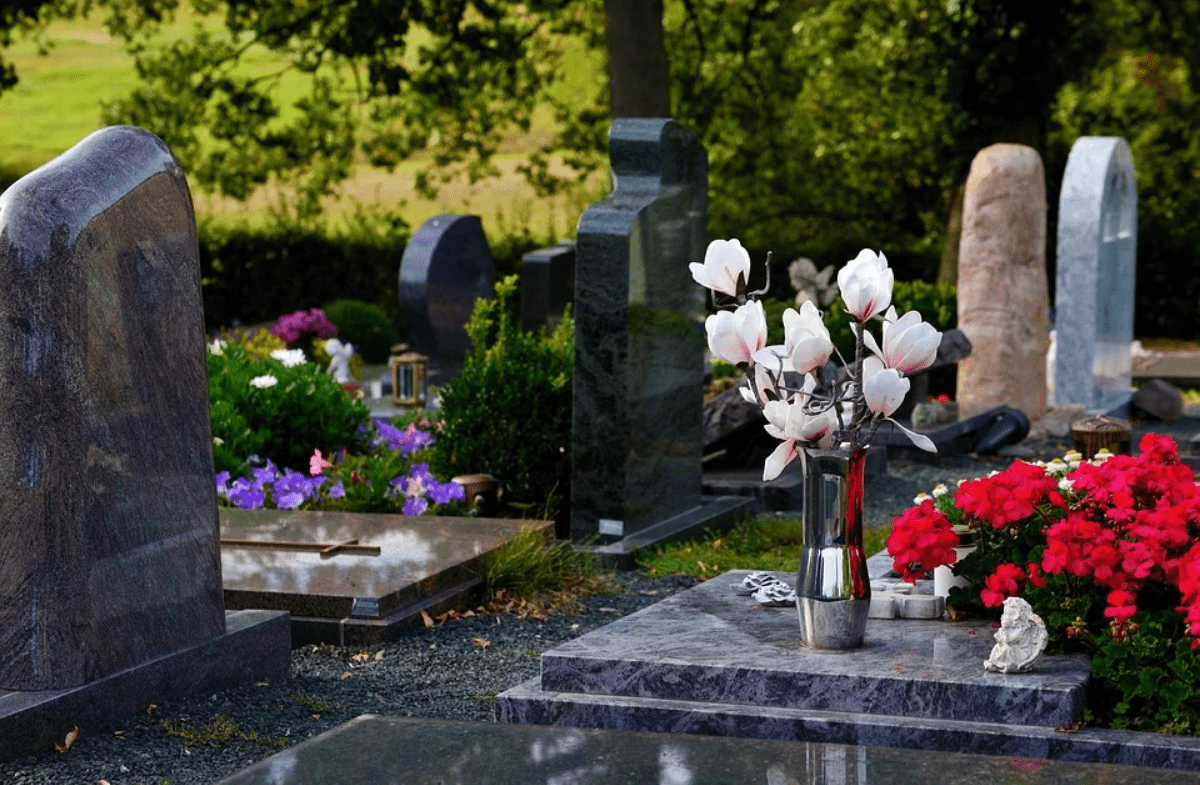 cimetiere avec des fleurs